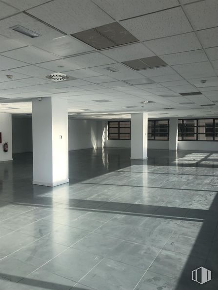 Office for rent at Avenida San Máximo, 11, Usera, Madrid, 28041 with building, fixture, flooring, floor, material property, hall, glass, ceiling, composite material and parking around