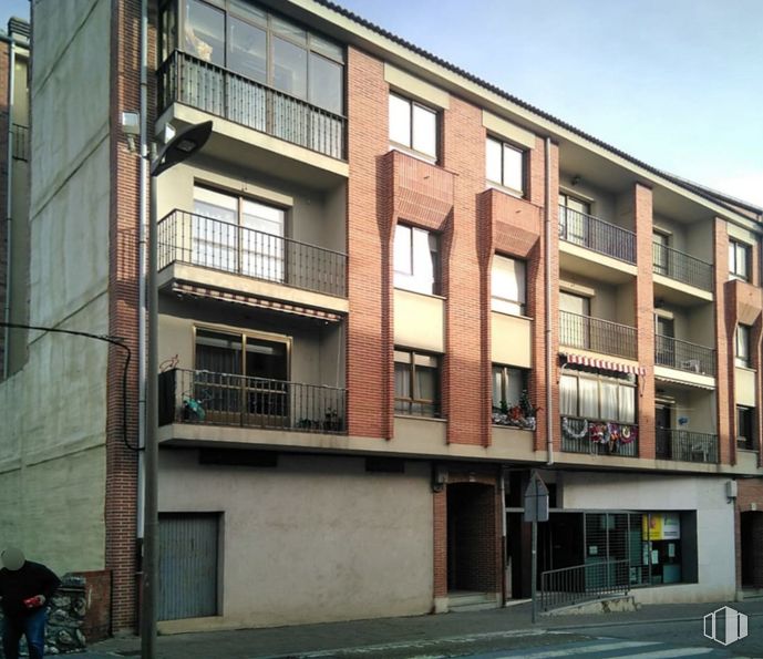 Retail for sale at Calle Nueva, 26, Cuéllar, Segovia, 40200 with person, building, window, sky, condominium, fixture, urban design, material property, facade and real estate around