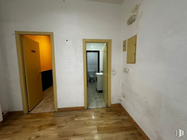 Local en venta en Calle Eulalia Paino, Carabanchel, Madrid, 28025 con puerta, edificio, accesorio, madera, suelos, puerta de casa, suelo, hall, madera dura y techo alrededor