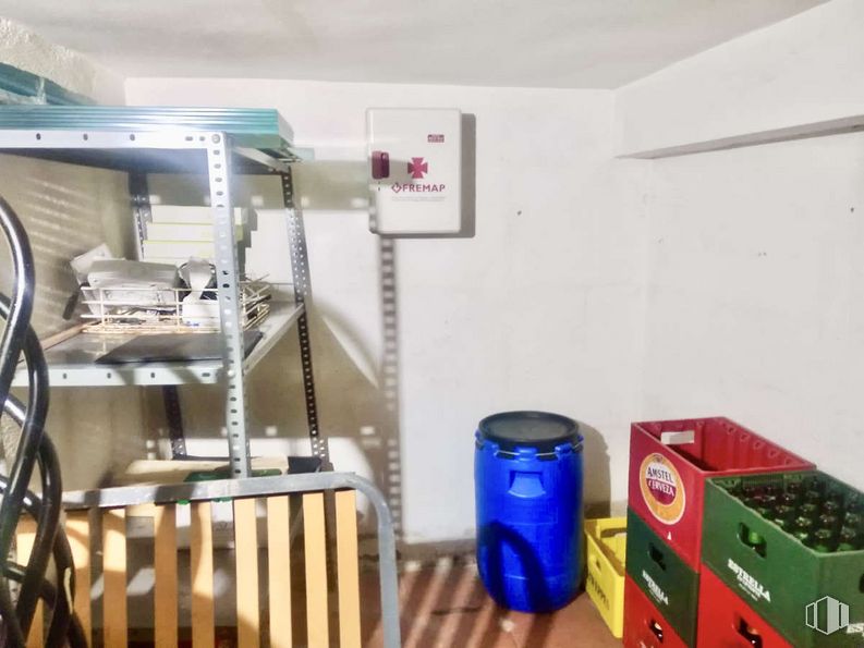 Retail for sale at Casco antiguo, Alcorcón, Madrid, 28921 with packaged goods, gas, wood, flooring, picture frame, machine, waste containment, room, waste container and office supplies around