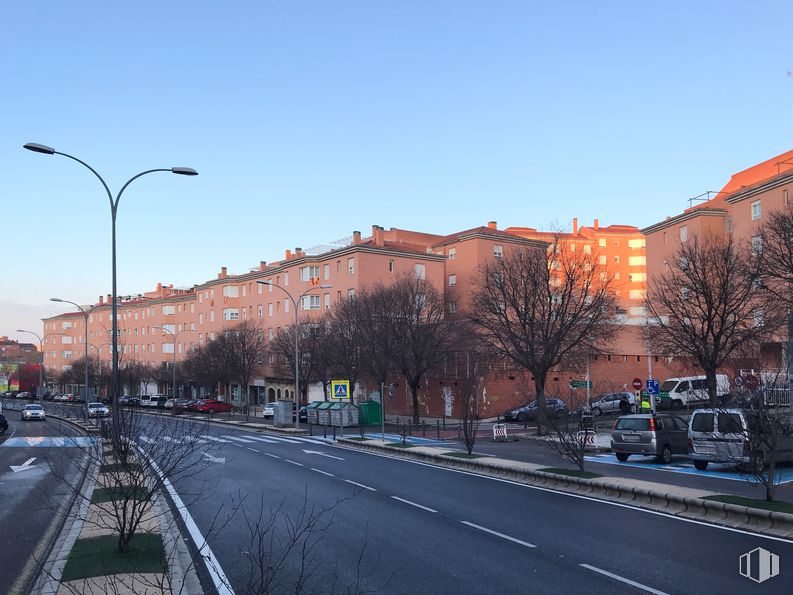 Retail for sale & for rent at Avenida Irlanda, Toledo, 45005 with street light, building, sky, window, infrastructure, tree, road surface, dusk, asphalt and urban design around