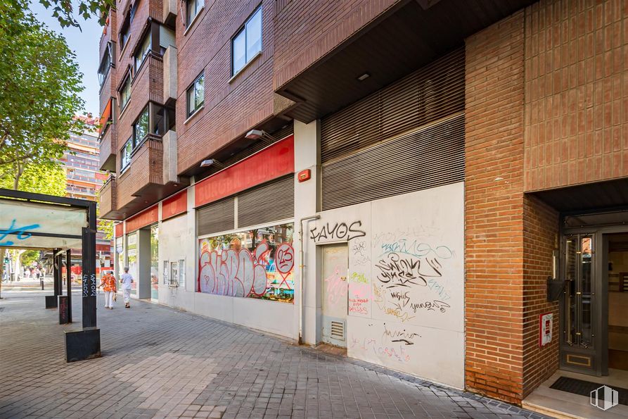 Retail for sale & for rent at Calle Corazón de María, 48, Chamartín, Madrid, 28002 with door, window, building, road surface, tree, fixture, sidewalk, brick, asphalt and urban design around