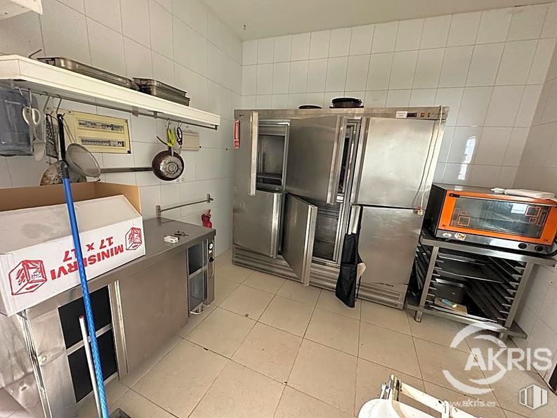 Retail for sale at Zona centro, Argés, Toledo, 45122 with microwave oven, refrigerator, cabinetry, flooring, major appliance, home appliance, gas, machine, fixture and kitchen around