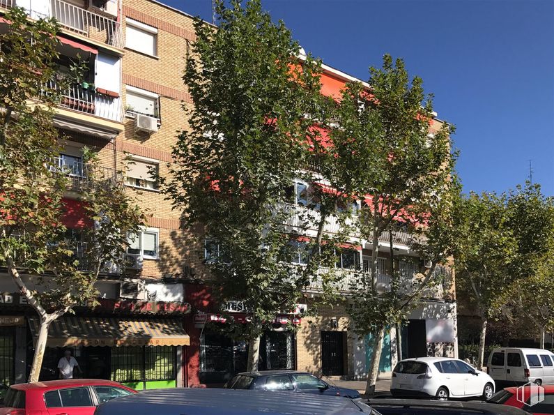 Retail for rent at Avenida de Portugal, Móstoles, Madrid, 28933 with car, building, mode of transport, window, motor vehicle, automotive exterior, automotive parking light, neighbourhood, urban area and city around