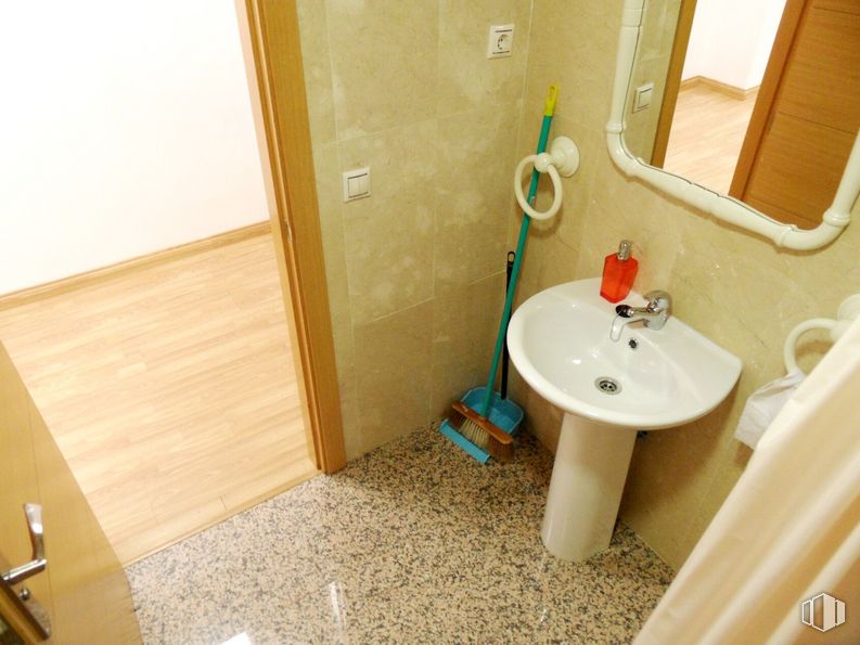 Oficina en alquiler en Calle Progreso, Getafe, Madrid, 28906 con fregadero, espejo, marrón, grifo, lavabo, accesorio de plomería, madera, baño, piso y fluido alrededor