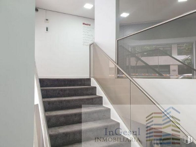 Retail for sale & for rent at Castellana/Salamanca, Salamanca, Madrid, 28006 with whiteboard, stairs, fixture, interior design, wood, floor, flooring, composite material, glass and hall around