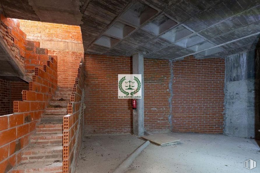 Retail for sale at Centro, Venturada, Madrid, 28729 with brick, brickwork, wood, building material, building, house, arch, ceiling, beam and concrete around