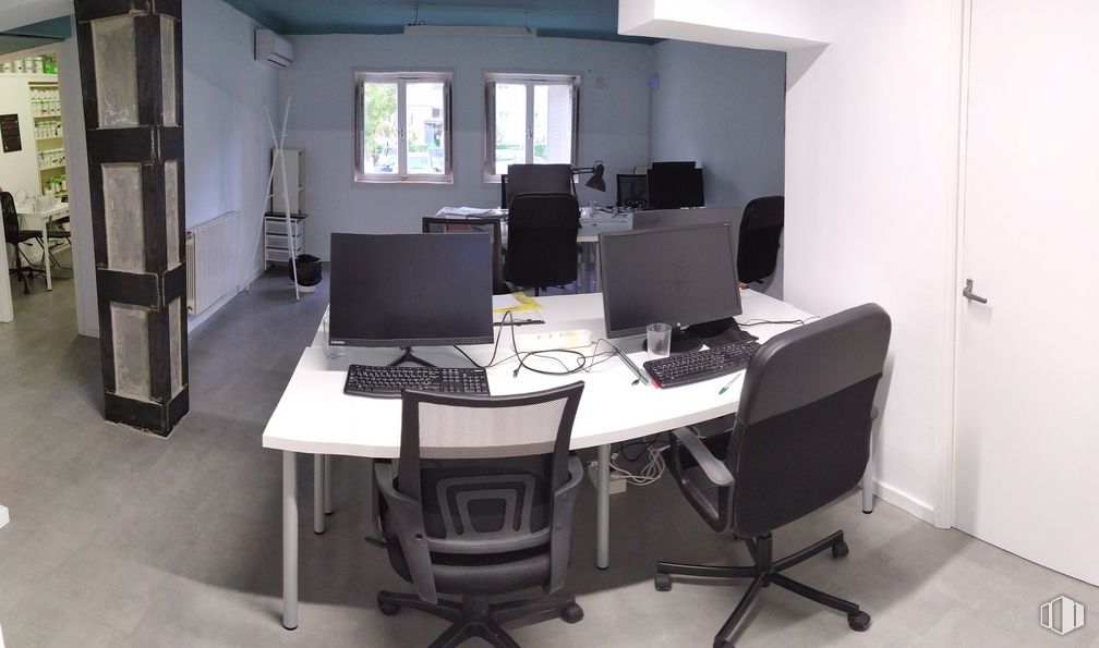 Office for rent at Calle Valle de Oro, 50, Carabanchel, Madrid, 28019 with chair, computer monitor, window, desk, computer keyboard, computer, table, personal computer, furniture, computer desk, property and office chair around