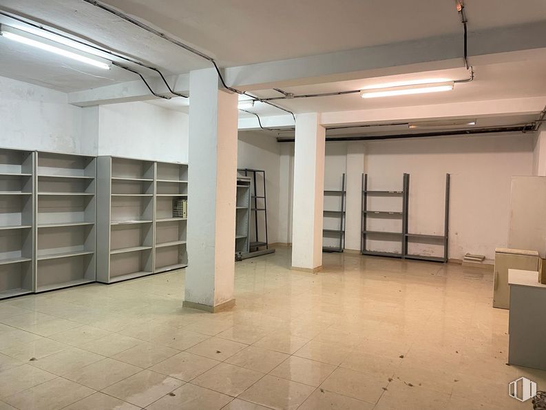 Local en alquiler y venta en Calle Betanzos, Alcorcón, Madrid, 28925 con lámpara, estantería, mueble, accesorio, interiorismo, arquitectura, suelos, suelo, edificio y estantería alrededor