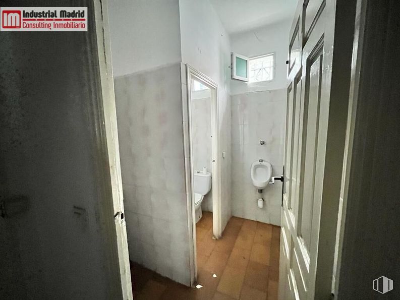 Land for sale at Avenida Madrid, Arganda del Rey, Madrid, 28500 with window, fixture, building, handle, wood, flooring, house, bathroom, gas and hardwood around