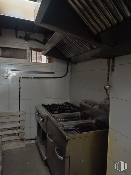 Local en alquiler en Zona Argüelles, Moncloa - Aravaca, Madrid, 28008 con estufa de gas, aparato de cocina, mueble, ebanistería, cocina, placa de cocción, cocina, edificio, estufa y gas alrededor