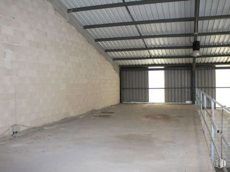 Industrial for sale & for rent at Calle Príncipe de Asturias, Villarejo de Salvanés, Madrid, 28590 with light fixture, property, hall, wood, beam, floor, flooring, house, building and composite material around