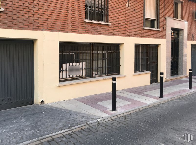 Retail for sale at Calle de Fernando Barrachina, 42, Getafe, Madrid, 28904 with window, building, road surface, brickwork, fixture, brick, asphalt, neighbourhood, material property and residential area around