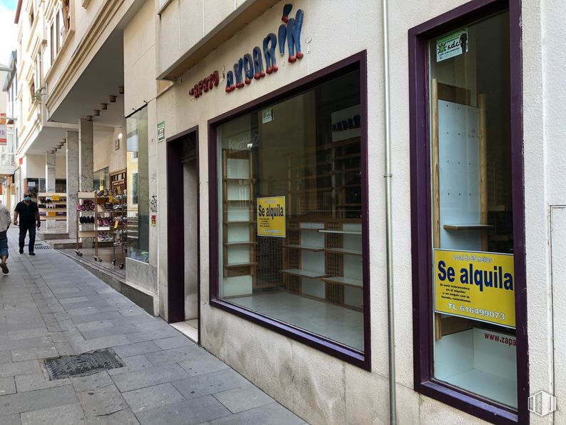 Retail for sale at Calle Juan Miranda, 5, Guadalajara, 19001 with person, building, fixture, door, facade, window, sidewalk, city, composite material and street around