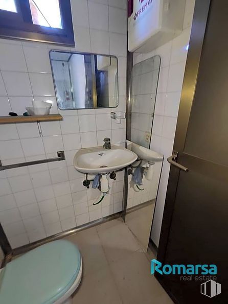 Retail for rent at Plaza Calderón de la Barca, Segovia, 40004 with toilet, sink, window, door, mirror, tap, property, plumbing fixture, bathroom sink and purple around