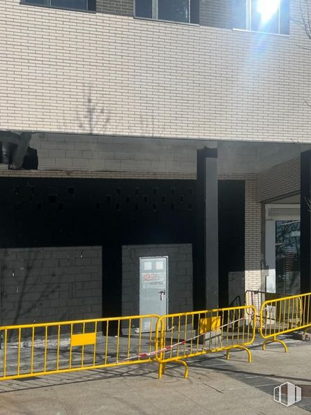 Local en alquiler y venta en Calle Oslo, Alcorcón, Madrid, 28922 con puerta, superficie de la carretera, asfalto, sombra, valla, edificio, línea, pared, material compuesto y gas alrededor