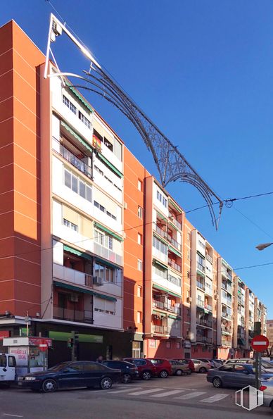 Local en venta en Calle Santa Teresa, 3, Alcalá de Henares, Madrid, 28803 con coche, edificio, cielo, vehículo terrestre, rueda, día, neumático, luz de la calle, ventana y vehículo alrededor