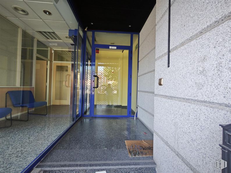 Retail for rent at Calle Mieses, 5, Majadahonda, Madrid, 28220 with door, fixture, flooring, floor, building, tile flooring, ceiling, glass, gas and symmetry around