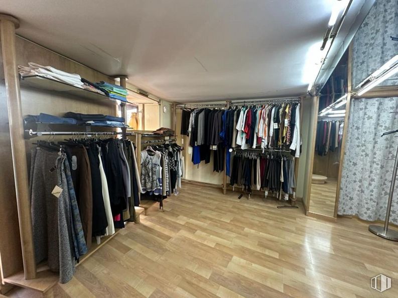 Retail for sale at Centro, Cuenca, 16001 with wardrobe, outerwear, clothes hanger, shelf, t-shirt, floor, flooring, sportswear, retail and hardwood around