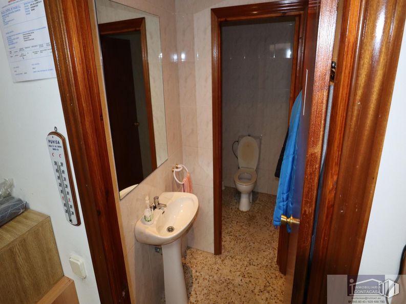 Local en venta en Avenida Libertad, 60, Colmenar Viejo, Madrid, 28770 con fregadero, inodoro, marrón, espejo, grifo, propiedad, accesorio de fontanería, edificio, lavabo de baño y baño alrededor