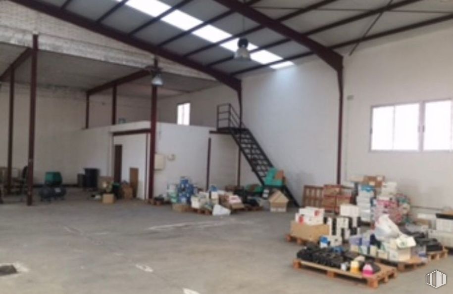 Industrial for sale at Carretera Madrid-Toledo, Olías del Rey, Toledo, 45280 with window, ceiling, floor, flooring, warehouse, hall, building material, beam, plywood and hardwood around