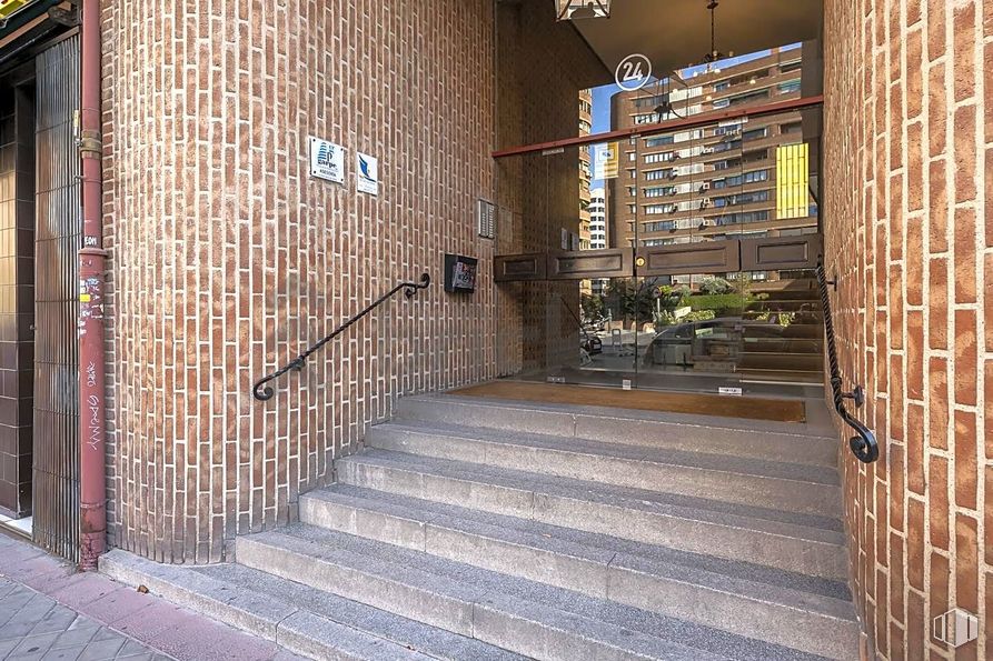 Oficina en venta en Calle Bolivia, Chamartín, Madrid, 28016 con madera, accesorio, escaleras, ladrillo, albañilería, material de construcción, superficie de la carretera, suelos, puerta y metal alrededor