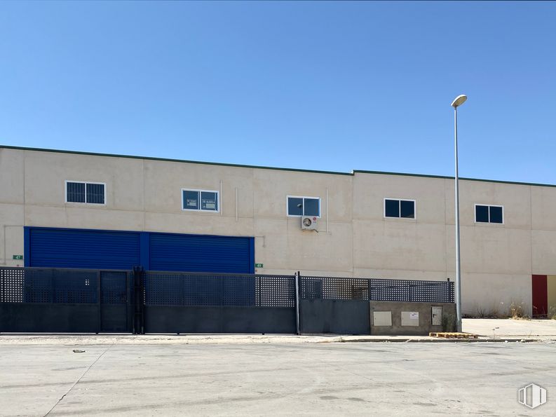 Industrial for sale at Calle Bronce, 49, Borox, Toledo, 45222 with building, sky, street light, asphalt, window, composite material, facade, fixture, door and concrete around