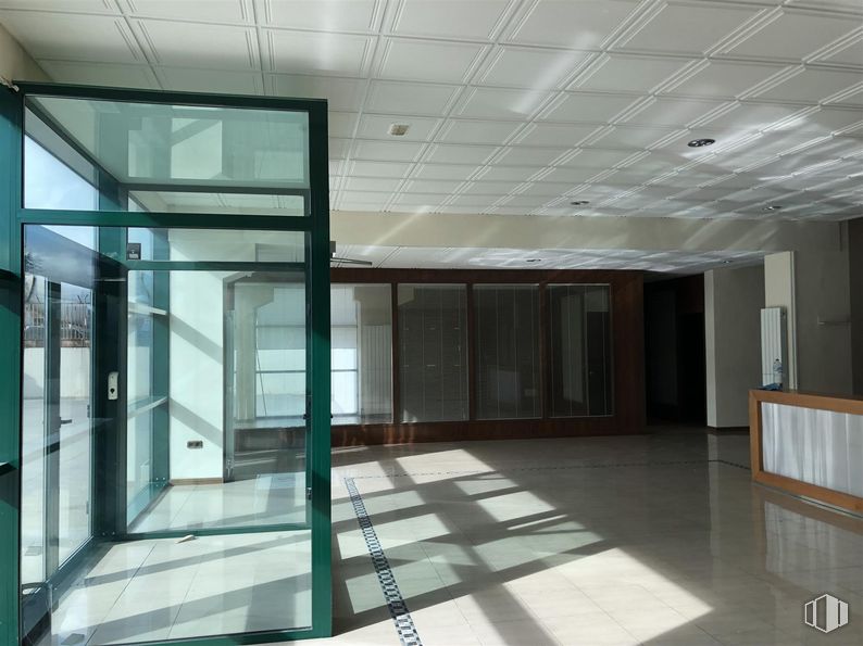 Industrial for sale at San Crispín - La Estación Consorcio, Colmenar Viejo, Madrid, 28770 with flooring, floor, interior design, ceiling, glass, composite material, transparency, tile flooring, commercial building and daylighting around