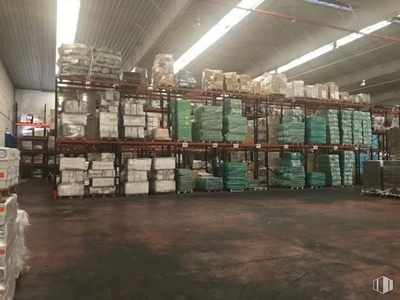 Industrial for rent at Zona Villaverde, Villaverde, Madrid, 28021 with furniture, mass production, floor, building, warehouse, gas, factory, wood, beam and flooring around