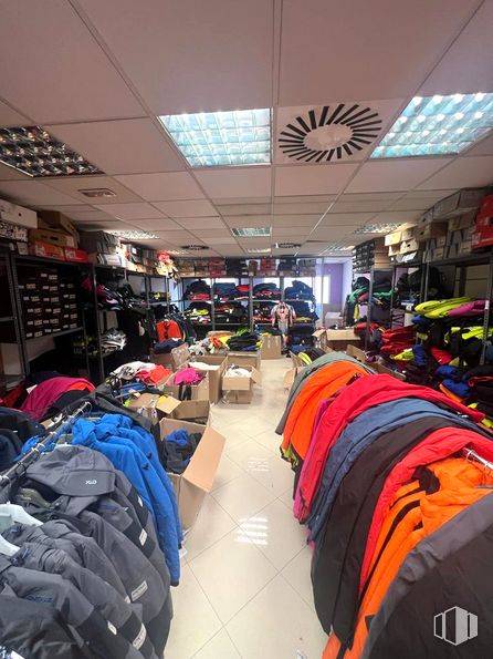 Local en venta en Calle Bravo Murillo, Tetuán, Madrid, 28020 con equipaje y bolsos, diseño automovilístico, ropa deportiva, evento, bolsa, venta al por menor, cliente, maletas y bolsas, servicio y azul eléctrico alrededor