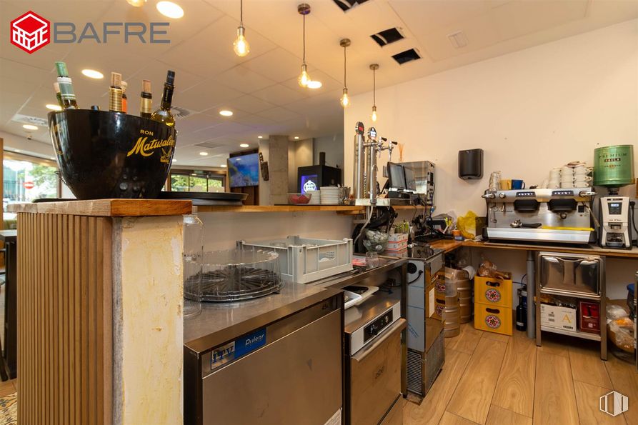 Retail for sale & for rent at Calle de Juan de Mariana, Arganzuela, Madrid, 28045 with lighting, interior design, countertop, kitchen appliance, ceiling, flooring, furniture, shelf, small appliance and kitchen around