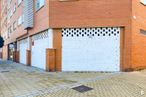 Retail for sale at Avenida Salvador Allende, 53, Getafe, Madrid, 28907 with window, building, road surface, asphalt, wood, brickwork, brick, flooring, wall and urban design around