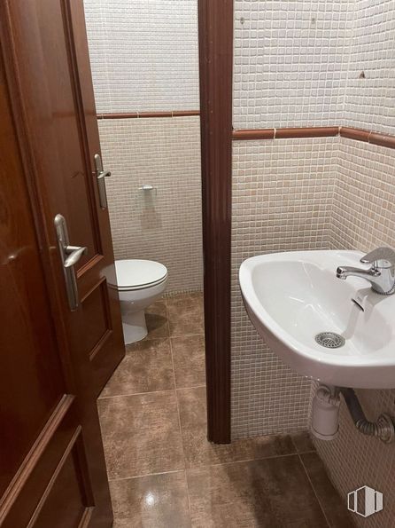 Retail for rent at Calle Honda, Fuenlabrada, Madrid, 28944 with toilet, sink, tap, brown, property, plumbing fixture, bathroom, bathroom sink, fixture and purple around