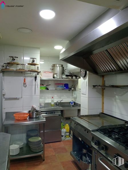 Retail for rent at Casco Histórico de Vallecas, Villa de Vallecas, Madrid, 28031 with kitchen appliance, kitchen, major appliance, countertop, kitchen hood, kitchen stove, home appliance, cabinetry, stove and gas stove around