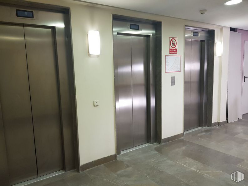 Oficina en alquiler en Edificio Loreto II, Glorieta Quevedo, 9, Chamberí, Madrid, 28015 con alumbrado, armario, propiedad, accesorio, puerta, edificio, diseño de interiores, piso, suelo y pared alrededor