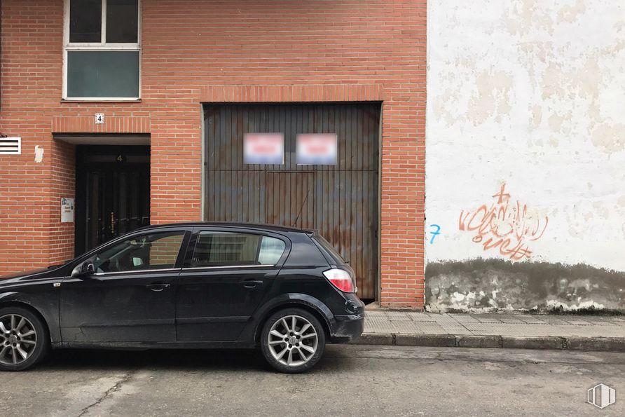 Retail for sale at Calle Juan Suárez Carvajal, Talavera de la Reina, Toledo, 45600 with wheel, car, window, tire, vehicle, automotive lighting, automotive tire, door, automotive design and asphalt around