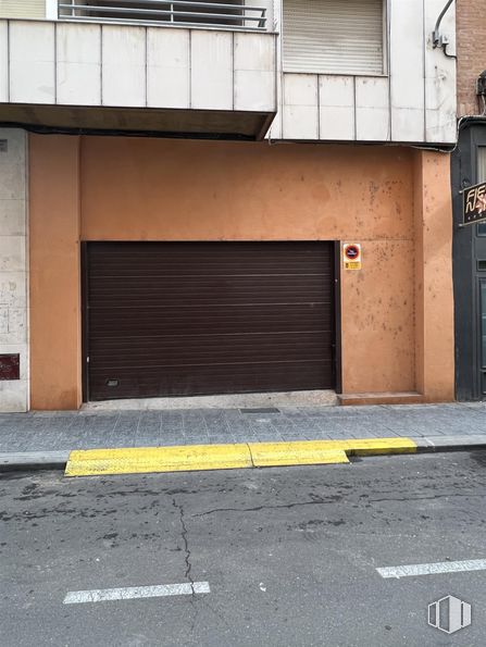 Retail for sale & for rent at Calle Santa Teresa de Jesús, 6, Talavera de la Reina, Toledo, 45600 with window, building, road surface, asphalt, wood, sidewalk, residential area, brick, road and brickwork around