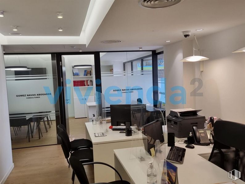 Oficina en venta en Plaza José Moreno Villa, Moncloa - Aravaca, Madrid, 28008 con lámpara, alumbrado, silla, mesa, mesa, ordenador, edificio, escritorio, ordenador personal y dispositivo electrónico alrededor