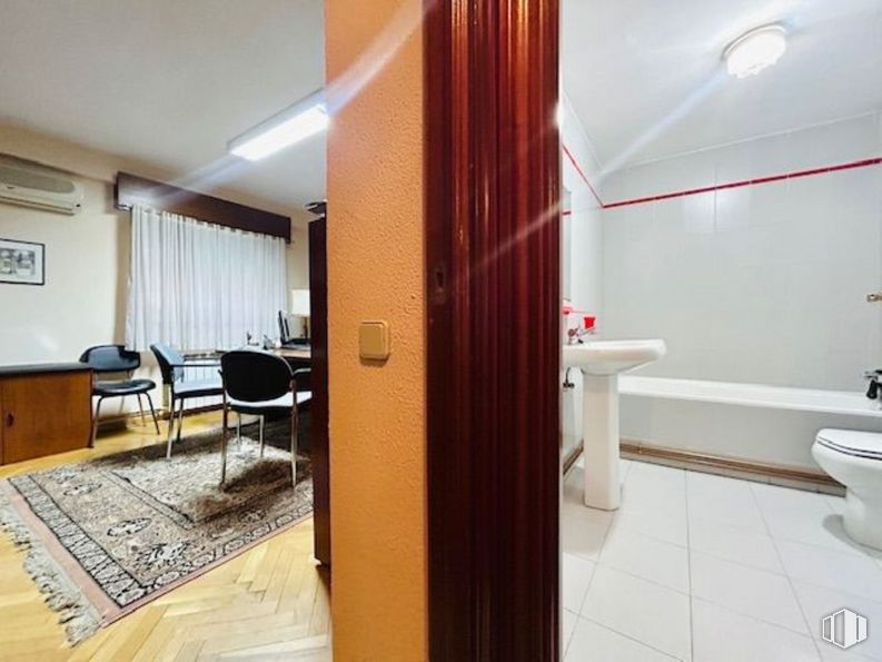 Oficina en alquiler en Calle Marqués Valdavia, Alcobendas, Madrid, 28100 con silla, inodoro, fregadero, propiedad, mueble, edificio, espejo, interiorismo, cuarto de baño y confort alrededor