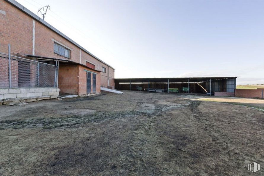 Industrial for sale at Calle Méntrida, s/n, Valmojado, Toledo, 45940 with house, building, sky, asphalt, road surface, land lot, wood, residential area, facade and landscape around