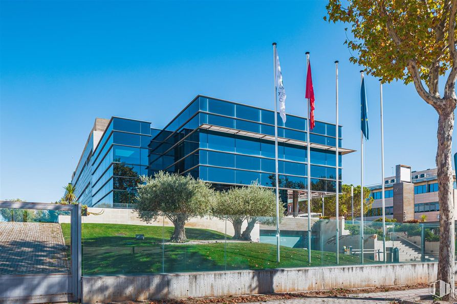 Oficina en alquiler en Edificio Adelfa, Calle José Echegaray, 20, Las Rozas de Madrid, Madrid, 28230 con bandera, cielo, planta, durante el día, edificio, diseño urbano, arquitectura, árbol, espacio público y bloque de pisos alrededor