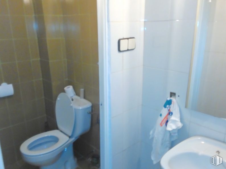 Retail for rent at San Roque-Concordia-Adoratrices, Guadalajara, 19002 with toilet, sink, plumbing fixture, property, toilet seat, bathroom, purple, product, fluid and floor around