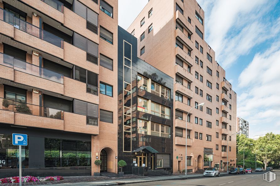 Oficina en alquiler en Calle Henri Dunant, 19, Chamartín, Madrid, 28036 con edificio, ventana, propiedad, nube, cielo, bloque de torre, diseño urbano, arquitectura, árbol y condominio alrededor