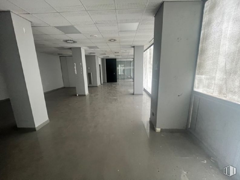 Retail for sale & for rent at Avenida Nuestra Señora de la Vega, San Martín de la Vega, Madrid, 28330 with floor, flooring, ceiling, composite material, tile flooring, glass, transparency, concrete, hall and silver around