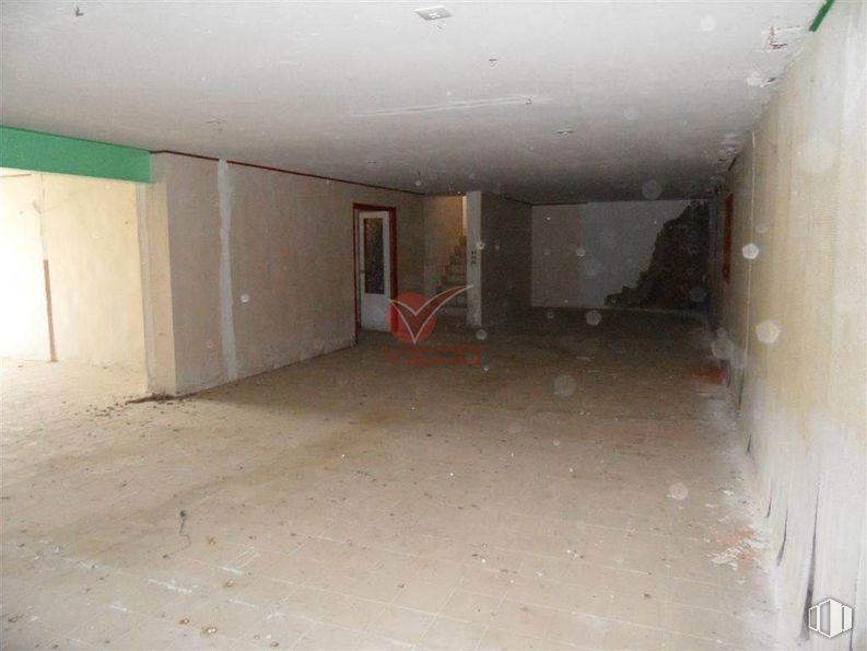 Retail for rent at Calle Mancha, Villar de Olalla, Cuenca, 16196 with mirror, fixture, floor, composite material, flooring, gas, concrete, building material, plaster and ceiling around