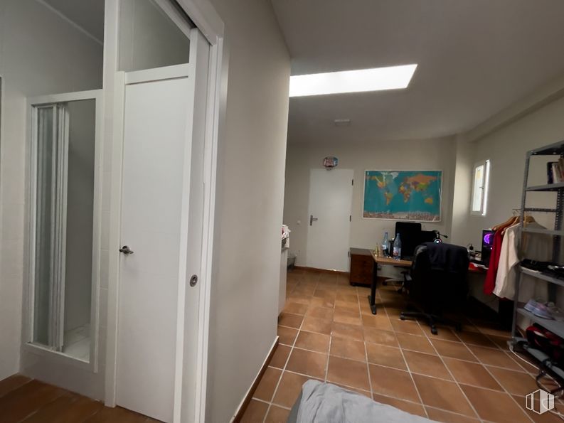 Local en venta en Avenida Ciudad de Barcelona, 178, Retiro, Madrid, 28007 con edificio, estante, puerta, accesorio, televisión, madera, hall, estantería, suelo y suelos alrededor