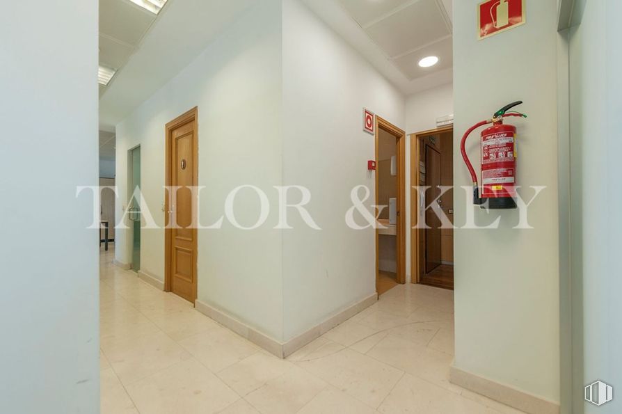 Oficina en venta en Paseo Castellana, Chamartín, Madrid, 28046 con accesorio, edificio, interiorismo, pared, suelos, arte, fuente, hall, techo y madera alrededor