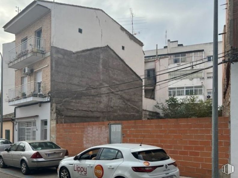 Land for sale at Calle Caño Nuevo, Torrijos, Toledo, 45500 with car, window, house, tire, wheel, land vehicle, vehicle, vehicle registration plate, property and building around