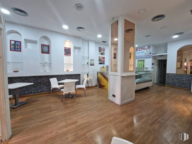 Local en alquiler en Plaza Sector Oficios, Tres Cantos, Madrid, 28760 con silla, mesa, sofá, madera, interiorismo, suelos, suelo, hall, sala de estar y techo alrededor