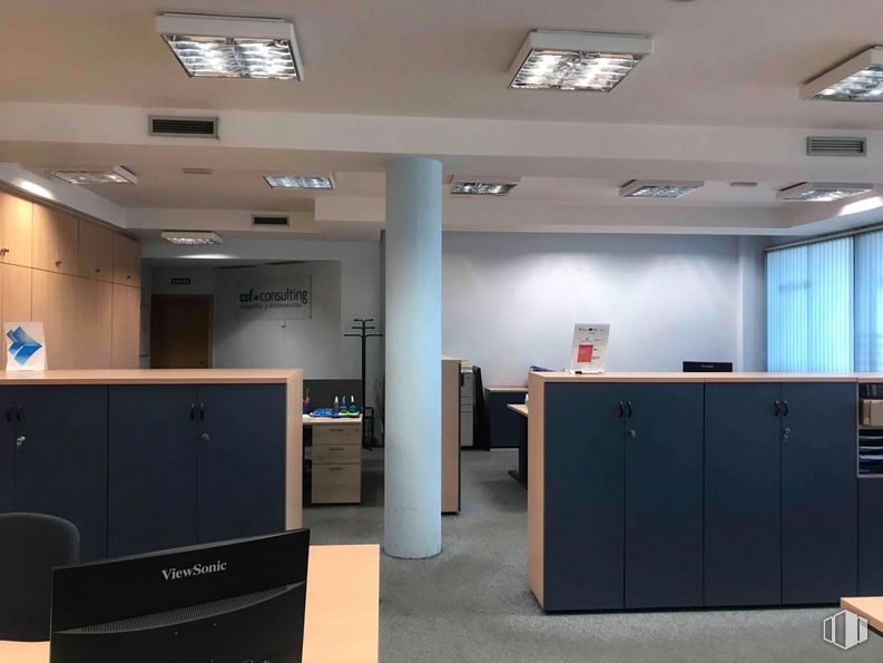 Oficina en alquiler y venta en Zona empresarial, Coslada, Madrid, 28820 con ebanistería, alumbrado, lámpara, edificio, silla, suelo, mesa, suelos, cajón y propiedad material alrededor